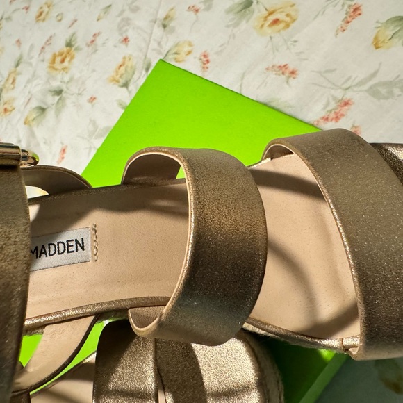 Gold espadrilles in excellent condition - Picture 2 of 6